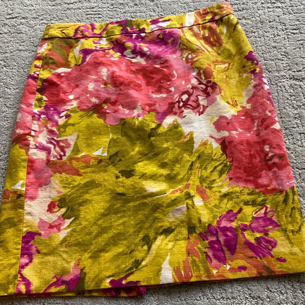 J Crew pencil skirt.   Size 4.  Waist is 15 inches across.   Top to hem.  19.5 “